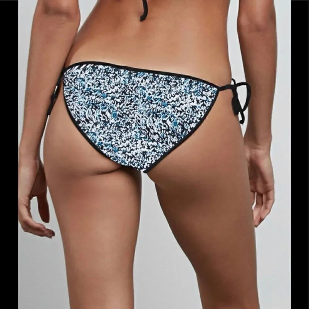 VOLCOM high neck string bikini. M/L and S/XS - Picture 7 of 16